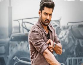 Massive Set Erected For Entha Manchivaadavuraa