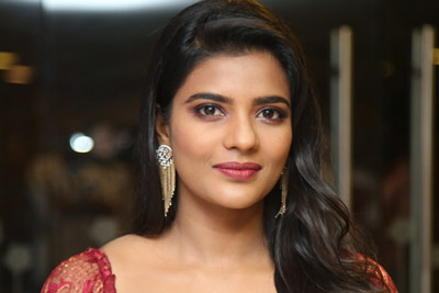 aishwarya-rajesh-at-mis-s-match-movie-pre-release-event