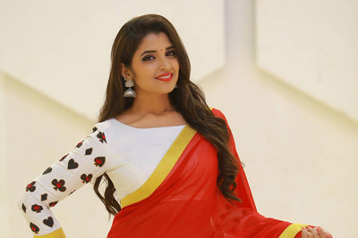 anchor-shyamala-stills-in-red-saree