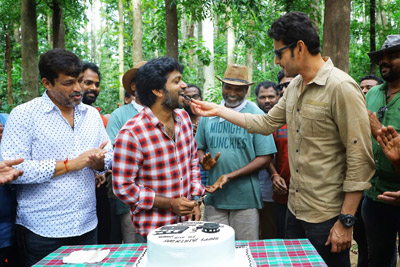 Anil Ravipudi Birthday Celebration in Sarileru Nekevvaru Sets