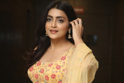 avanthika-mishra-at-meeku-mathrame-cheptha-movie-pre-release-event