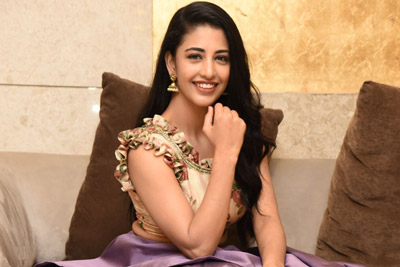 daksha-nagarkar-at-husharu-movie-pre-release-event