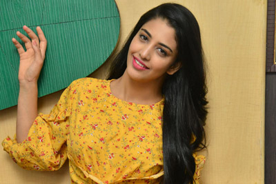 dkasha-nagarkar-at-husharub-movie-team-success-meet