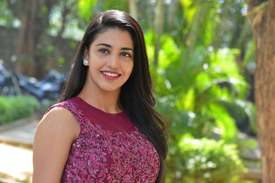 daksha-nagarkar-at-husharu-team-interview-with-press