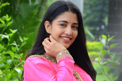 daksha-nagarkar-at-husharu-movie-team-pressmeet