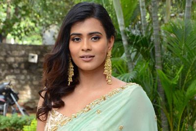Hebah Patel Stills at 24 Kisses Team Pressmeet