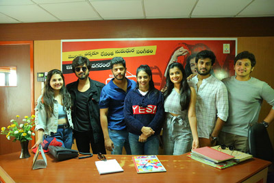 husharu-movie-team-at-red-fm-studio