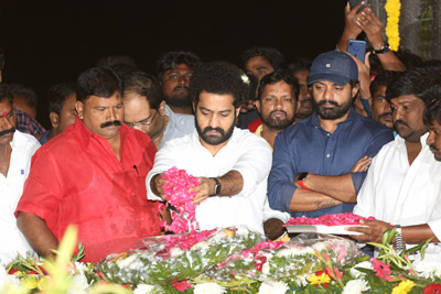 jr-ntr-and-kalyan-ram-at-ntr-ghat-2020