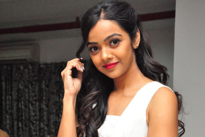 neetha-shetty-stills-at-santosham-awrds-2018-curtain-raising-event