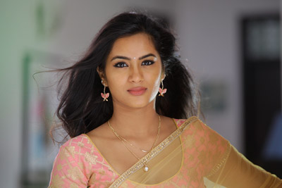 neha-krishna-stills-from-valliddhari-madhya