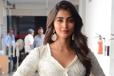 pooja-hegde-stills-at-sakshyam-successmeet