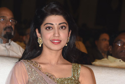 pranitha-subhash-at-ntr-biopic-movie-pre-release-event