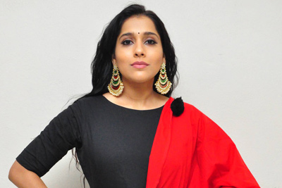 rashmi-gautam-stills-at-anthaku-minchi-trailer-launch