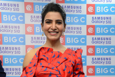 samantha-at-a-phone-launch-at-a-store