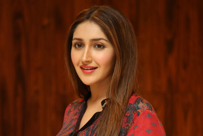 sayyesha-at-bandobast-movie-pre-release-event
