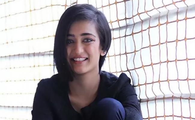 akshara-hassan-is-a-happy-buddhist