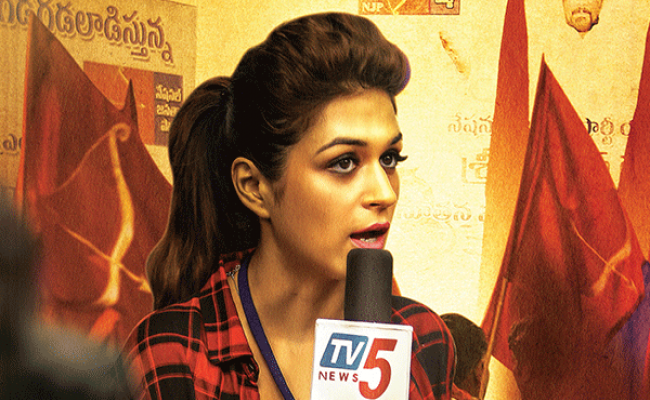 shraddha-das-as-malini-a-cut-throat-journalist