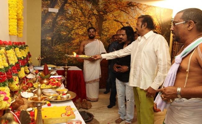 manchu-vishnu-luckkunnodu-begins-with-mohan-babu-clap
