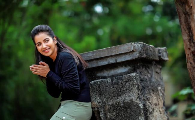 komalee-prasad-shines-like-new-kohinoor