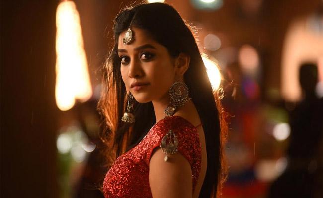 nabha-natesh-look-from-ismart-shankar-song-shoot