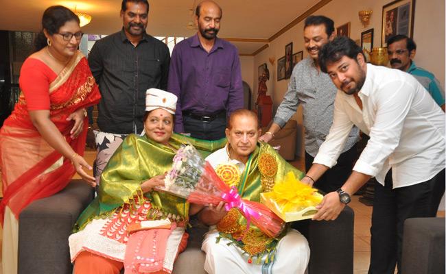 vk-naresh-panel-took-blessings-from-krishna-and-vijaya-nirmala