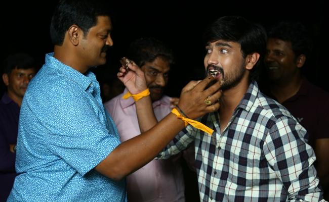 Director Konda Vijay Kumar Birthday Celebrations in Orey Bujjigaa Sets