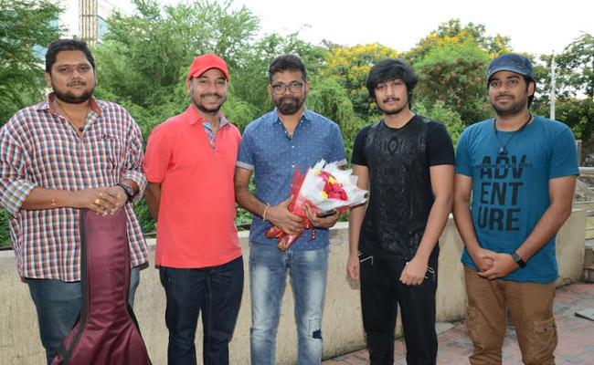 director-sukumar-unveils-yevadu-thakkuva-kaadu-trailer